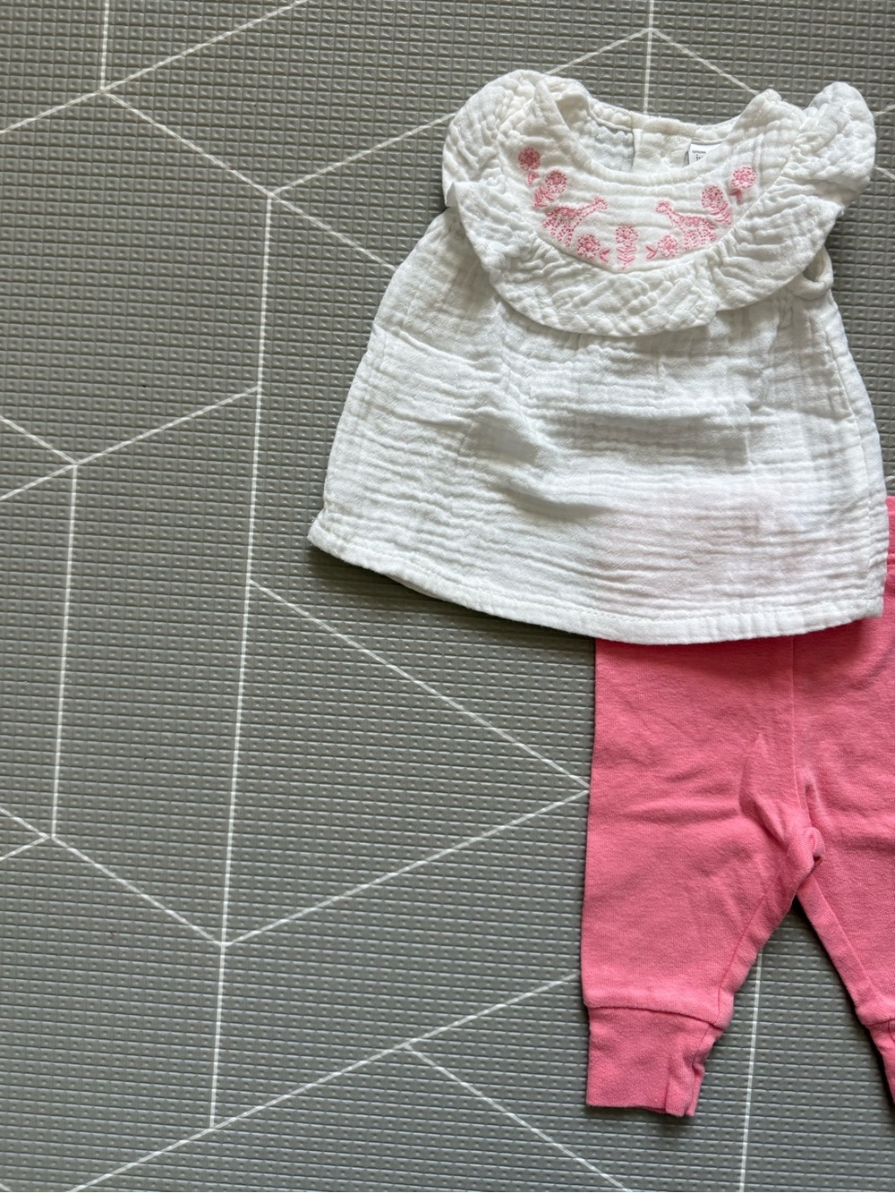 Carter's|Baby girl matching set,White gauzyTunic & giraffe floral embroidery•3M